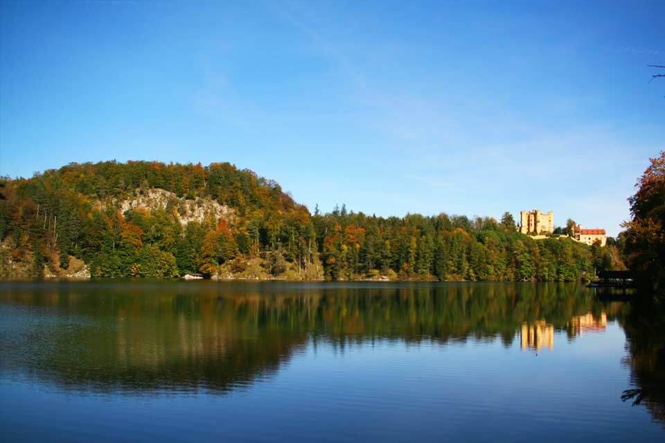 Badesee und Tretbootfahren mit Blick auf Schloss Hohenschwangau - Alpsee Schwangau